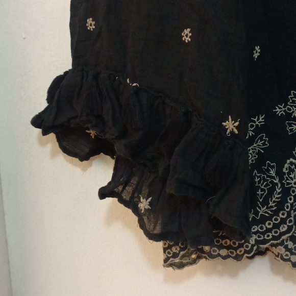 American eagle outfitters black blouse with white embroidery. Medium - Picture 5 of 8